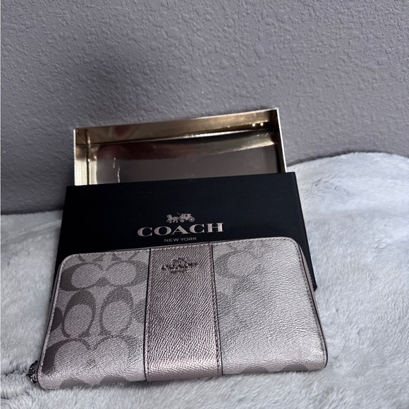 ⚠️ NEW‼️ COACH Accordion Zippy Wallet Silver/Platinum~NEW in box ($298) - Picture 3 of 7